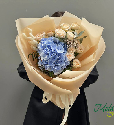 Buchet din hortensia albastra si trandafiri crem foto 394x433